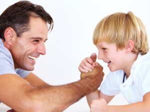 Отцы с лишним весом передают его "по наследству"