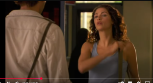 Охотник за скоровищами похищает фрагмент древней каменной плиты  Видео