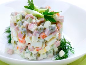 Диетологи рассказали, как превратить оливье в диетический и полезный салат