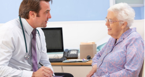 Доктор испугал свою пожилую пациентку. Почему он так сделал – рассмешит вас до слез!