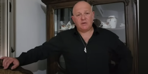 ОКУРОК = МЕЛКАЯ МОЛЬ, отняла жизни миллионов людей и танцует на их костях. ВСЕ ЧТО Я ДУМАЮ О путине и 9 мая.  Видео