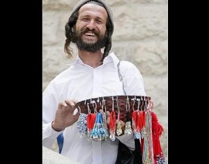 Приехал как-то Мойша в большой город в огромный торговый центр, чтобы устроиться на работу