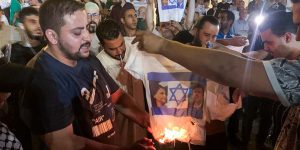 Эли Коэн всего-то хотел чуточку внимания. Так это правительство и ведет нас в пропасть