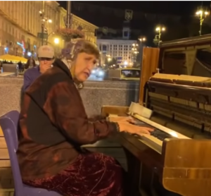 Бабуся грає на фортепіано на Хрещатику  /Видео