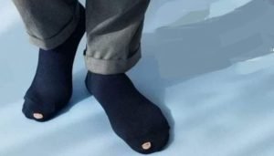 В Японии появился модный тренд на дырявые носки