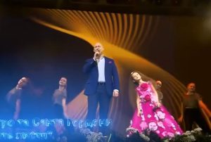 Дмитрий Гордон с дочерью Сантой. "Листья желтые"  Видео