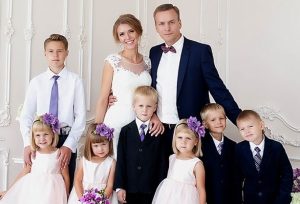 Девушка не побоялась выйти замуж за отца-одиночку шестерых детей. Как сложилась их жизнь?