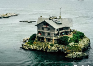 Власти "отобрали" у бедняги ДОМ… Но он не сдался и купил "скалу" за 200 баксов в "ОКЕАНЕ"…  Видео