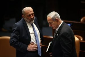 На фоне закона о раввинах: Дери угрожает развалом коалиции