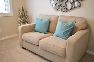 Заглянул за диван и узнал как моя младшая сестра зарабатывает на жизнь