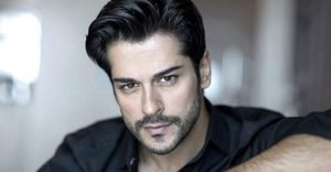 Самый красивый актер Турции — Бурак Озчивит, показал свою семью