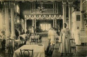 Моментально на столе выстроились холодная смирновка во льду, английская горькая, шустовская рябиновка и портвейн Леве № 50 рядом с бутылкой