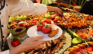 Почему стол называют «шведским», а не «датским» или «норвежским»: откуда взялось выражение?