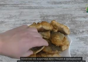 Как пожарить рыбу на воде, без брызг и пригоревшего масла! Хрустящая жареная рыба на сковороде.