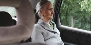 Бабyшka прuжuмaлa k гpyдu yзeлok с вeщaмu и плakaлa, дyмая, чтo cнoxa вeзёт её в дoм пpecтарелых