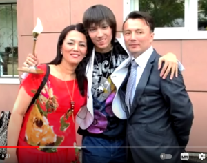 ДИМАШ ПОЁТ С РОДИТЕЛЯМИ / КРАСИВЫЕ ГОЛОСА  Видео