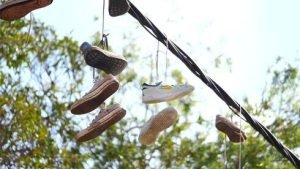 Зачем израильтяне вешают обувь на электропровода? Конец загадке