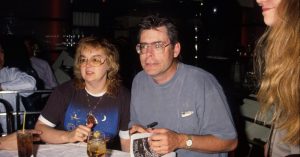 Пара попросила показать самый дешевый комплект из двух обручальных колец, который был в продаже