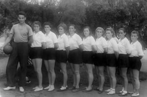 История одной фотографии: Ельцин тренирует волейболисток, 1952 год