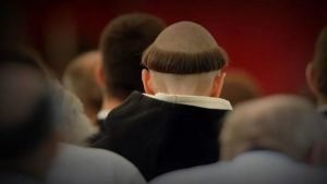 Зачем католические монахи выбривали макушки на голове