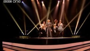 Tom Jones and his team perform 'Hit The Road Jack'  Видео