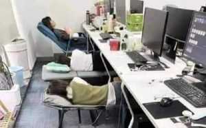 Зачем японцы спят там где работают?