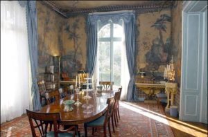 Слуги разграбили дом герцогини и бросили ее умирать