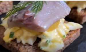 ЗАКУСКА ИЗ СЕЛЁДКИ! ВКУСНЕЕ ЧЁРНОЙ ИКРЫ! ЗА ПАРУ МИНУТ!  Видео