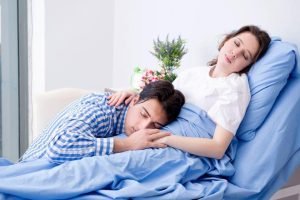 Молодые родители заснули во время фотосессии своего малыша и насмешили Сеть