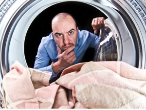 Как убрать запах пота с одежды: 12 работающих способов