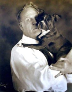 Однажды Шаляпин вышел на оперную сцену. Оркестр выдал вступление, но… великий бас молчал.