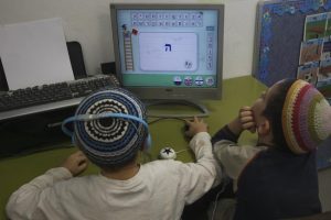 Сын-аутист смог впервые пообщаться с матерью в 23 года