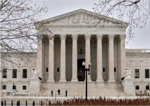 Верховный суд отменил масштабные пошлины Трампа, перевернув с ног на голову ключевой пункт его экономической программы.