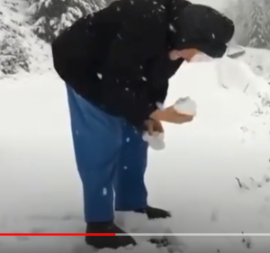 Сын снял на камеру, как мама радуется снегу. А маме уже 101 год  Видео