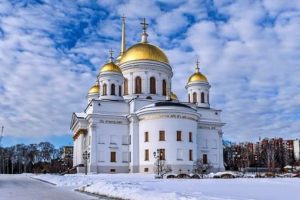 ГДЕ-ТО В ЦЕРКВИ…