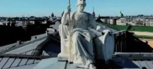 Зачем на крышах старых домов ставили статуи?  Видео