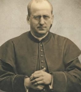 Он посмотрел на переполненный собор и ясно сказал в наступившей тишине