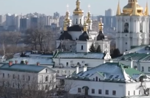 Монахи не хотят покидать Лавру  Видео