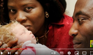 Отец потерял дар речи, когда увидел младенца. У темнокожей пары родился белый ребенок!  Видео