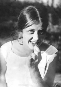 На его стороне