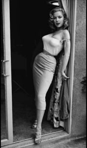 Красивая прихоть богов — девушка с невероятной талией