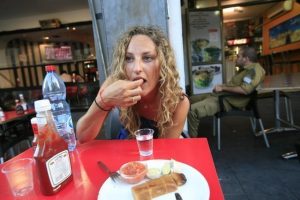 Что съесть, чтобы успокоить нервы, а от чего лучше отказаться во время обстрелов