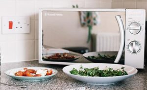 Какие продукты не стоит разогревать в микроволновой печи?