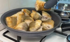 Готовлю рыбу по этому рецепту уже много лет! Секрет в подливе! Хек, минтай.  Видео