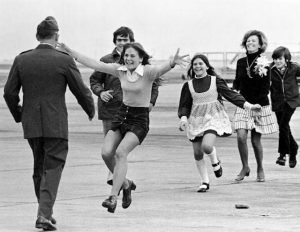 Возвращение американского пилота из плена и его встреча с семьёй, но в его кармане лежит письмо от супруги о разводе