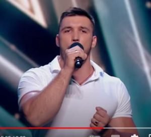 Чемпион по армрестлингу удивил судей вокалом  Видео