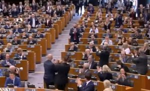 Парламент Евросоюза, следуя за Трампом, принял решение о массовой депортации нелегалов.  Видео