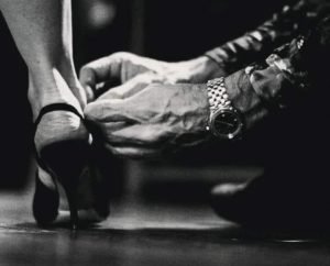 Только до определенного возраста, женщина любит ушами