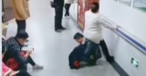 Муж подставил своей беременной жене спину, чтобы она могла хоть немного отдохнуть