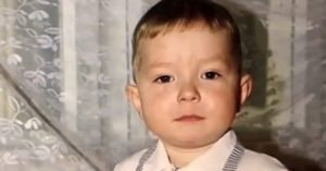 Когда маму свалил инсульт, 8 летний школьник остался с бедой один на один и взялся ухаживать за матерью